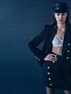 Sako s dvorednim kopčanjem 13.499 kn i uska suknja 7929 kn, sve BALMAIN, XYZ FASHION STORE, ARENA CENTAR; kapa BERSHKA, 100 kn, ARENA CENTAR; vintage grudnjak iz fundusa stilista