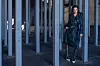 Baloner 13.339 kn i torba 7269 kn, sve BURBERRY BY RICCARDO TISCI; pozlaćene naušnice 1989 kn i ogrlica 3879 kn, sve MAX MARA; čarape CALZEDONIA, 80 kn; salonke IRO, 3490 kn, NICOLAS STORE