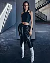 Top od vune 6950 kn, suknja od kože 16.100 kn i čizme 7700 kn, sve PROENZA SCHOULER, HERALDI FOR WOMEN; posrebrene naušnice ELEGANCE, 50 kn; narukvica i prstenje optočeni cirkonima ADINA’S JEWELS
