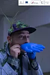 Denis Bosak tumači ulogu biologa.