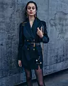 Jakna ukrašena pozlaćenim sigurnosnicama, cijena na upit, lakirana pismo torba 8199 kn, remeno od kože 1749 kn i gležnjače 11.999 kn, sve VERSACE, XYZ FASHION STORE, ARENA CENTAR; naušnice ELEGANCE, 50 kn; čarape CALZEDONIA, 80 kn