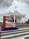 Na samo pet minuta udaljenosti jedno od drugoga, koegzistiraju trošne kućice i goleme uređene zgrade