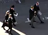 Kate se suptilno povlači da bi braću ostavila same