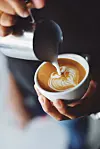Latte art tehnikom mogu se napraviti razni motivi na pjeni od mlijeka.