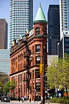 Gooderham Building izgrađen krajem 19. stoljeća i predstavlja jedan od najljepših primjera neogotičke poslovne arhitekture u Kanadi