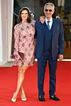 Andrea Bocelli sa suprugom Veronicom Berti snimljen ove godine na filmskom festivalu u Veneciji kada se već šuškalo o njegovoj svjetskoj turneji.