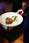 Beef Wellington uz kremu od dimljenog celera i ukiseljeno povrće