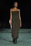 Naomi Campbell koja je modnom pistom prošetala u efektnoj maxi haljini ukrašenoj visećim resicama i perlicama