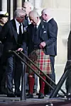 Kralj Charles III. na izlasku iz katedrale St.Giles sa bratom Andrewom kojem je zabranjeno nositi vojnu uniformu