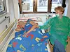 Mihael s mamom Đurđicom nakon terapije u bolnici 2010.