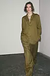 Maslinasta nijansa zelene je savršena za dnevni look