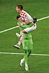 Mario Pašalić slavi s Dominikom Livakovićem poslije pobjede nad Japanom