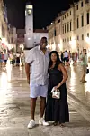Dubrovnik, 130820. Magic Johnson u popodnevnim satima stigao je u Dubrovnik s jahtom Aquila, a u veèernjim satima prosetao Stradunom sa suprugom. Foto: Bozo Radic / CROPIX