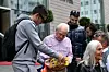 David Jason s obožavateljima u Manchesteru 2025., koji su ga prozvali nacionalnim blagom