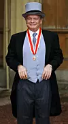 Britanski glumac Sir David Jason u Buckinghamskoj palači 1. prosinca 2005., nakon što ga je kraljica Elizabeta proglasila vitezom