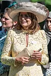 Carole Middleton, majka buduće kraljice, bila je na utrci a kasnije je viđeka kako raspoloženo razgovara s kraljem Charlesom u kraljevskoj loži - zato se vjeruje da je Kate bila samo umorna