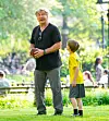 Alec Baldwin danas je dobro, bez problema se igra sa sinom parku, no lajmska bolest prilično ga je namučila