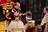 Princ William, prestolonasljednik, prvi se poklonio okrunjenom monarhu, dotaknuo krunu i poljubio oca