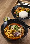 Thai street food Saralee: curry i piletima s indijskim oraščićima