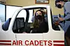 Kate ponešto zna o zrakoplovstvu budući joj je majka bila stjuardesa, a otac pilot.