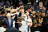 Nikola Jokić s kćerkicom Ognjenom prima pehar za najučinkovitijeg igrača sezone