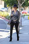 AG_798407 - *EXCLUSIVE* West Hollywood, CA - Pregnant Rosie Huntington-Whiteley supports her growing baby bump while out shopping for reading material at Book Soup in West Hollywood with Jason Statham. The actress is wearing a loose fitting top to hide her belly, with black skinnies and ankle boots with a hat. Pictured: Rosie Huntington-Whiteley, Jason Statham 2 APRIL 2017,Image: 327645665, License: Rights-managed, Restrictions: , Model Release: no, Credit line: - / Backgrid USA / Profimedia