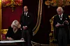 Kraljica potpisuje prisegu da će poduprijeti sigurnost Crkve u Škotskoj tijekom Pristupnog vijeća u palači St James u Londonu, gdje je kralj Charles III službeno proglašen monarhom