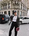 Među njezinim omiljenim komadima je i oversized kožna jakna.