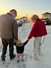 Mai s bakom i didom u šetnji