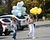 Nasmijana Christine i kćer Grace sa slavjeničkim balonima za 16. rođendan sina Caydena, samo pet dana nakon razvoda