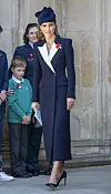 Odabrala je tamnoplavu kaput-haljinu s potpisom modne kuće Alexander McQueen, dizajniranu pod kreativnim vodstvom Sarah Burton, s naglašenim bijelim reverima, krojem s preklopom te izraženim ramenima
