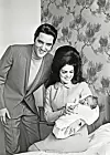 Sa suprugom Priscillom i kćeri Lisom Marie, rođenom 1968