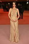 Grace Van Patten u predivnoj Donna Karan haljini
