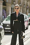 Američka manekenka Karlie Kloss u moćnom crnom outfitu.