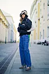 Street style model u jeansu.