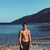 Arthur studira geografiju i radi kao fitness trener