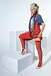 Modna dizajnerica VIVIENNE WESTWOOD pojavljuje se u ulozi modela za svoje kolekcije, pa tako i za proljeće/ljeto 2021., a od wellness proizvoda preporučuje LELO Sila Aqua intimni masažer.