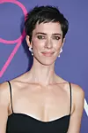Rebecca Hall s baby šiškama.