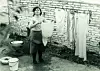 Jadranka pere rublje na ruke, baš kao ju je naučila baka