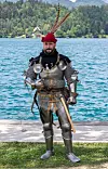 Mladoženja je obožavatelj srednjeg vijeka i oklopa