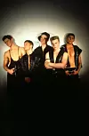 Take That, engleska muška pop grupa, osnovana je 1990. u Manchesteru i brzo je postala planetarno popularna.