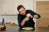 Osijek, 031124. Dom chefa Gorana Kocisa. Bozicna kuhinja chefa Gorana Kocisa. Na fotografiji: Goran Kocis i carpaccio od odlezane junjetine s kiselim krastavcima, parmezanom i rukolom. Foto: Marin Franov/CROPIX