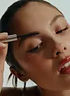 Glossier je poznat zahvaljujući poticanju na prirodan izgled i prihvaćanju sebe onakvima kakvi jesmo.