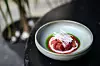 Tuna crudo s laganom kremom od lješnjaka, vinegretasom od šljive i daikonom