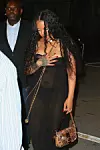 Styling je upotpunila statement nakitom i Fendi torbicom