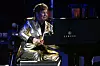 Elton John skinuo svoje poznate naočale s crvenim zatamnjenim staklima, kako bi obrisao suze dok su mu glazbeni gosti odavali počast na pozornici.
