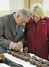 Princ Charles i supruga Camilla sudjelovali su u pripravi tradicionalnih dekoracija tijekom uskrsne ‘turneje’ Engleskom.