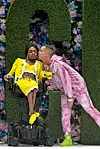Jeremy Scott, kreativni direktor kuće Moschino, i Aaron Rose Philip, njegov omiljeni model, transrodna osoba koja boluje od cerebralne paralize