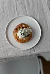 Brioche u slanoj verziji, s goudom, sirom i vrhnjem, slaninom i vlascem
