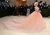 Matt Baron/Shutterstock Billie Eilish u Oscar de la Renta haljini